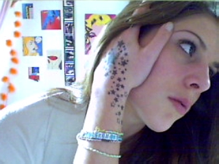 Elle en parle sans larmes, avec au fond des yeux le poids de l'habitude du chagrin.